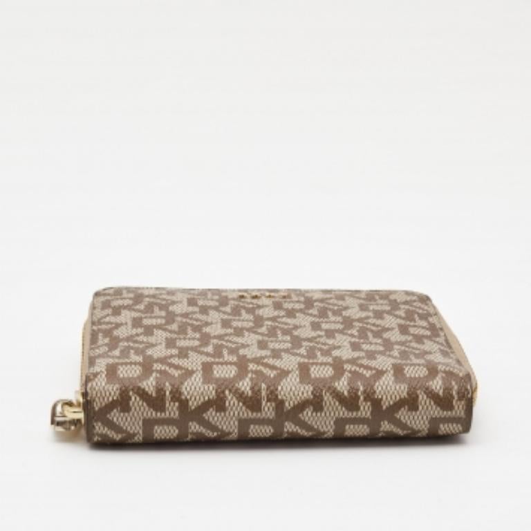 Portafoglio continentale con zip in tela Coates beige/marrone firmato DKNY In condizioni buone in vendita a Dubai, Al Qouz 2