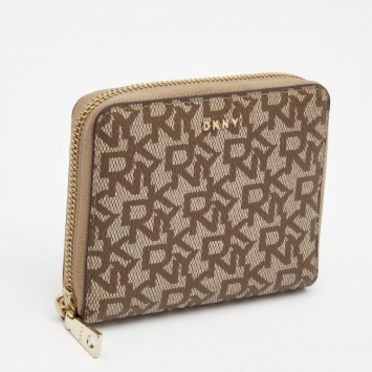 Portafoglio continentale con zip in tela Coates beige/marrone firmato DKNY in vendita 1
