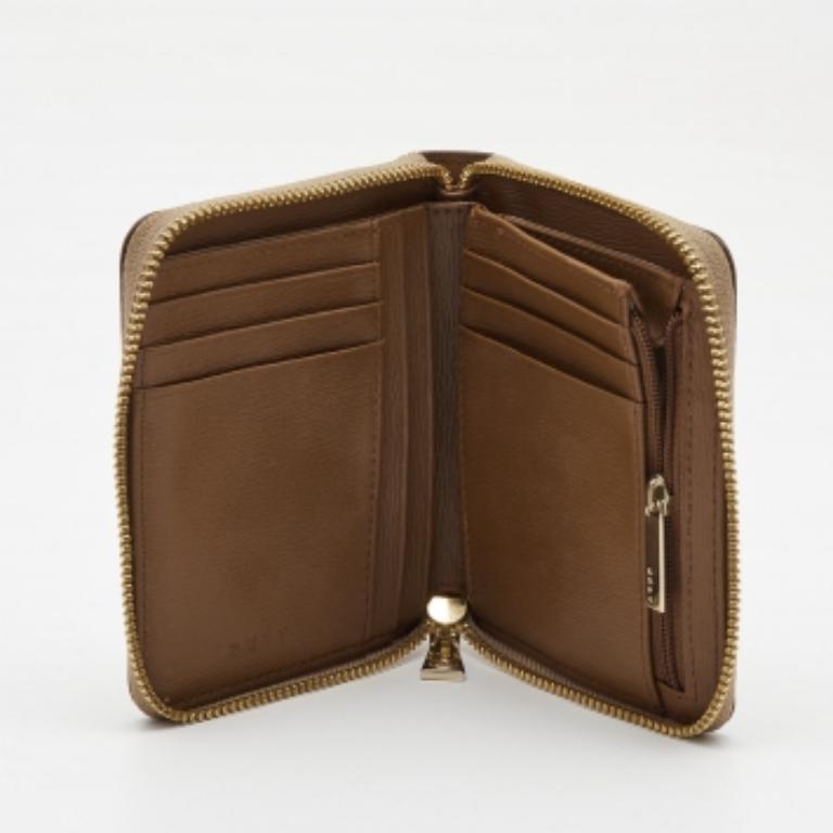 Portafoglio continentale con zip in tela Coates beige/marrone firmato DKNY in vendita 4