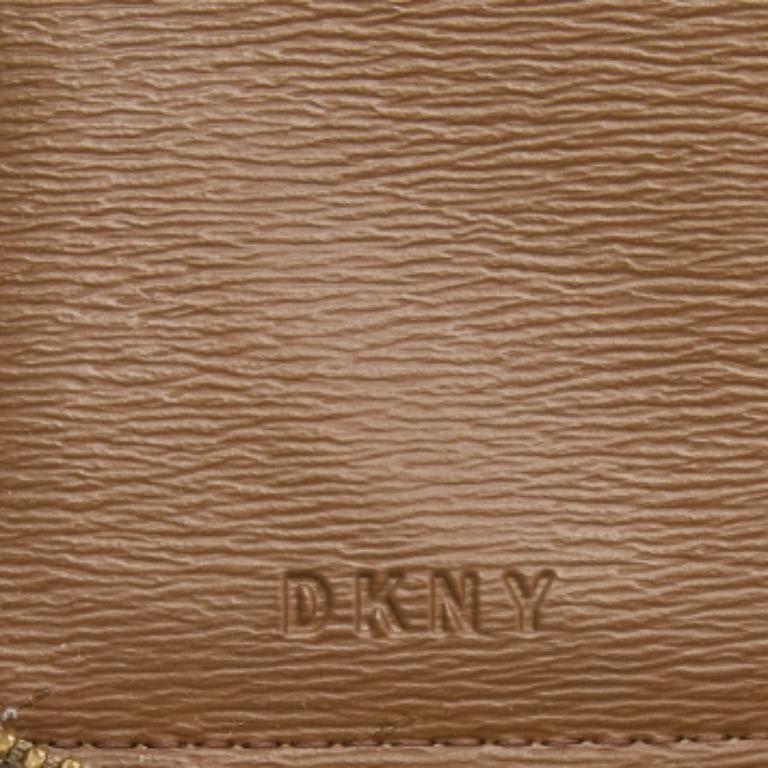 Portafoglio continentale con zip in tela Coates beige/marrone firmato DKNY in vendita 3