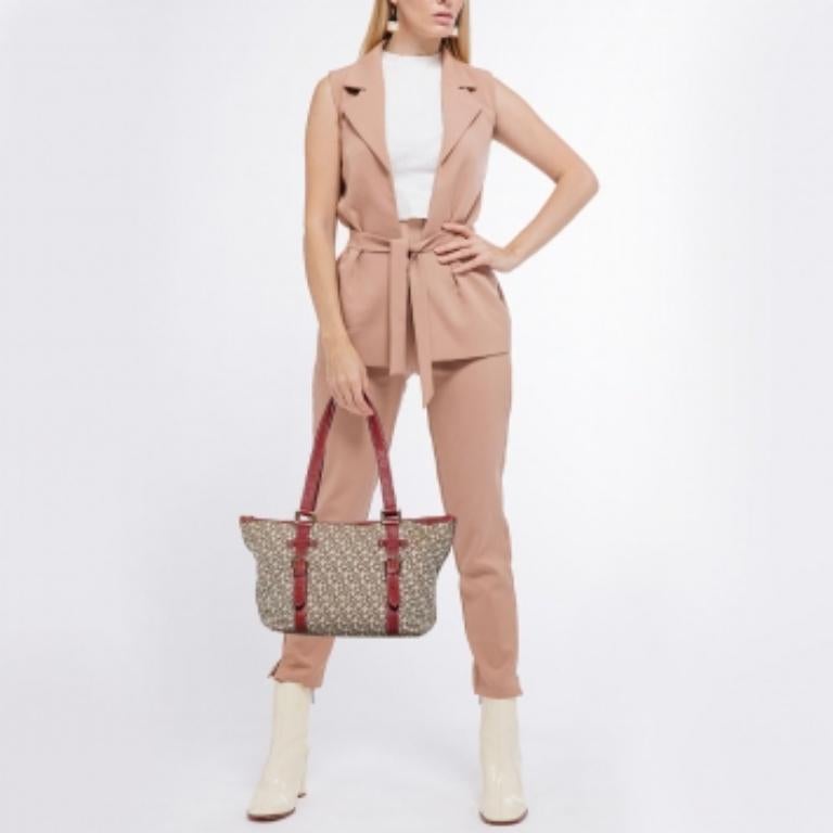 Sostituisci la normale tote di tutti i giorni con questa affascinante borsa di DKNY. Cucita e assemblata con cura e amore, la borsa promette di dare slancio al tuo stile e di contenere i tuoi oggetti quotidiani con grande facilità.