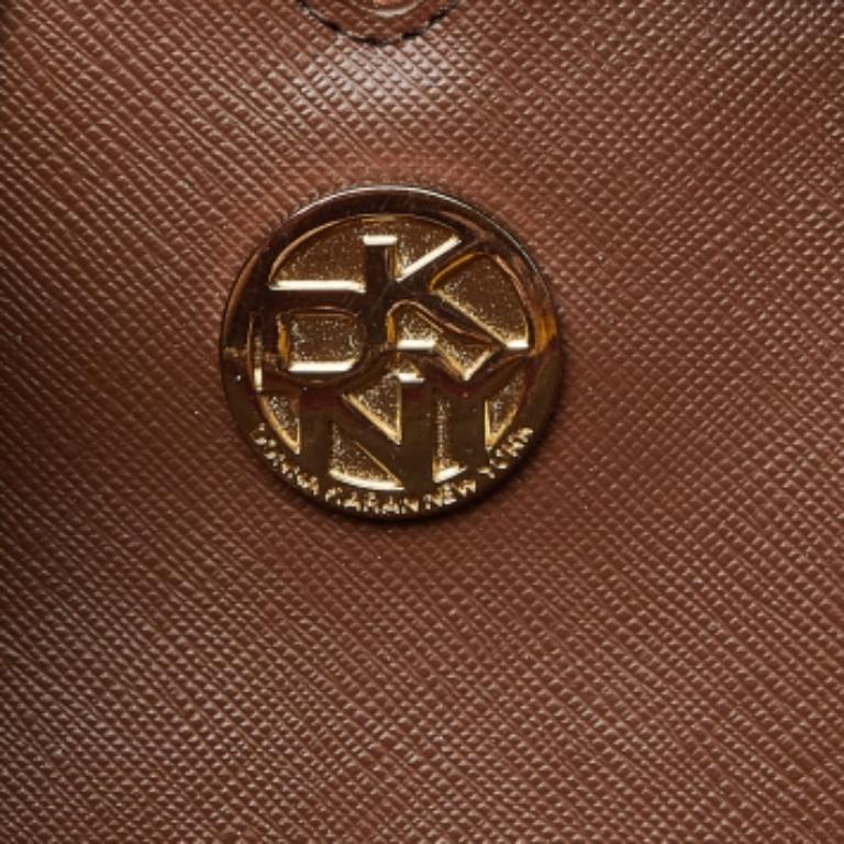 Marrone Tote con zip in tela e pelle firmata Dkny beige/rossa in vendita