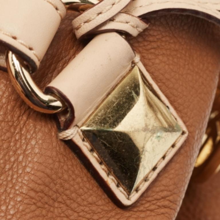 Ideale per l'uso quotidiano, questa borsa Michael Kors Boston è facile da indossare. Realizzata in pelle marrone, presenta due manici superiori, una tracolla e un interno spazioso. Il charm con marchio sul lato offre alla borsa un segno