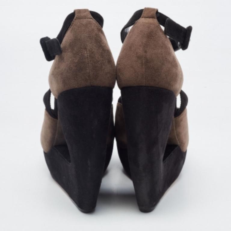 Alaia Brown and Black Suede Wedge Platform Ankle Strap Sandals Size 39 (Sandales à semelles compensées en daim marron et noir) Bon état - En vente à Dubai, Al Qouz 2