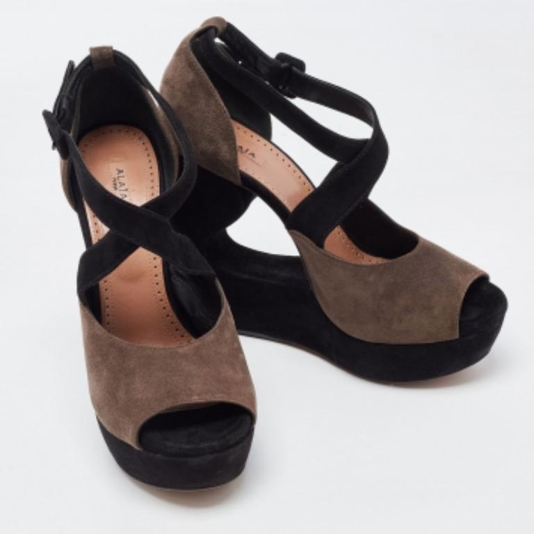 Alaia Brown and Black Suede Wedge Platform Ankle Strap Sandals Size 39 (Sandales à semelles compensées en daim marron et noir) en vente 1