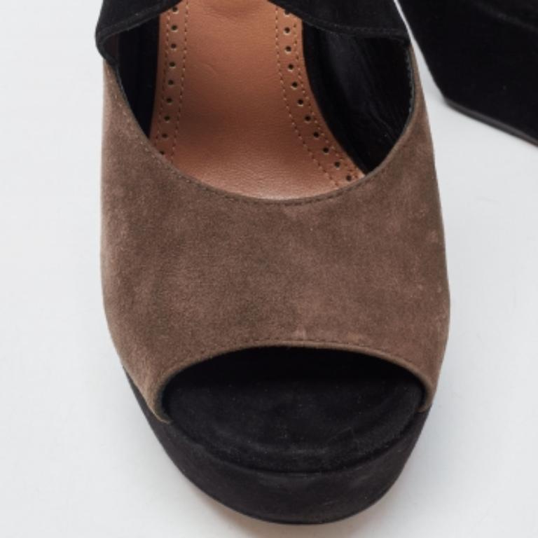 Alaia Brown and Black Suede Wedge Platform Ankle Strap Sandals Size 39 (Sandales à semelles compensées en daim marron et noir) Pour femmes en vente