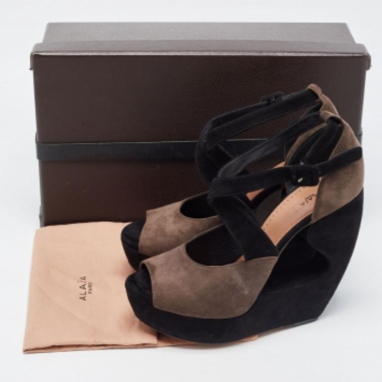 Alaia Brown and Black Suede Wedge Platform Ankle Strap Sandals Size 39 (Sandales à semelles compensées en daim marron et noir) en vente 4
