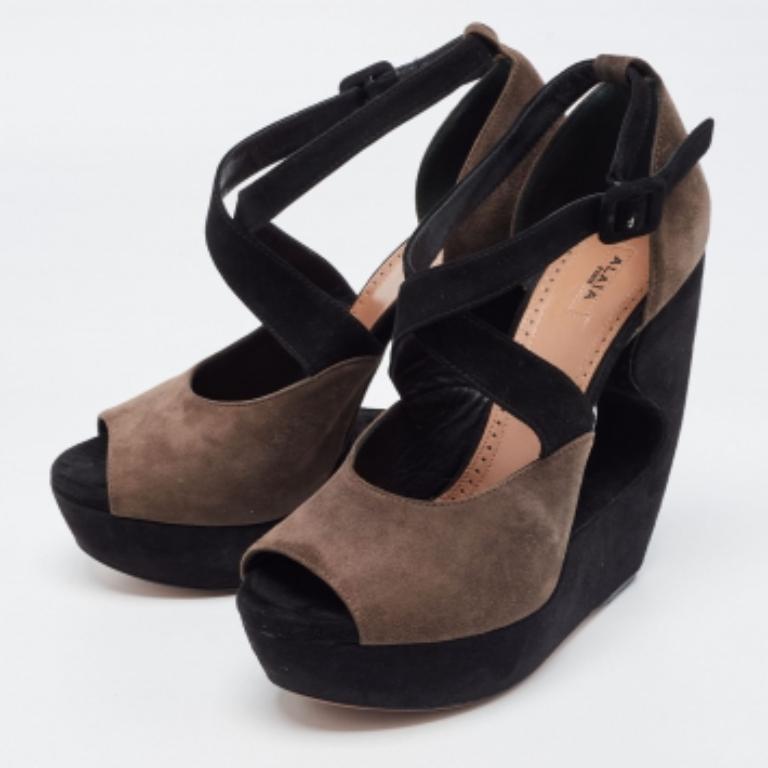 Alaia Brown and Black Suede Wedge Platform Ankle Strap Sandals Size 39 (Sandales à semelles compensées en daim marron et noir) en vente 3