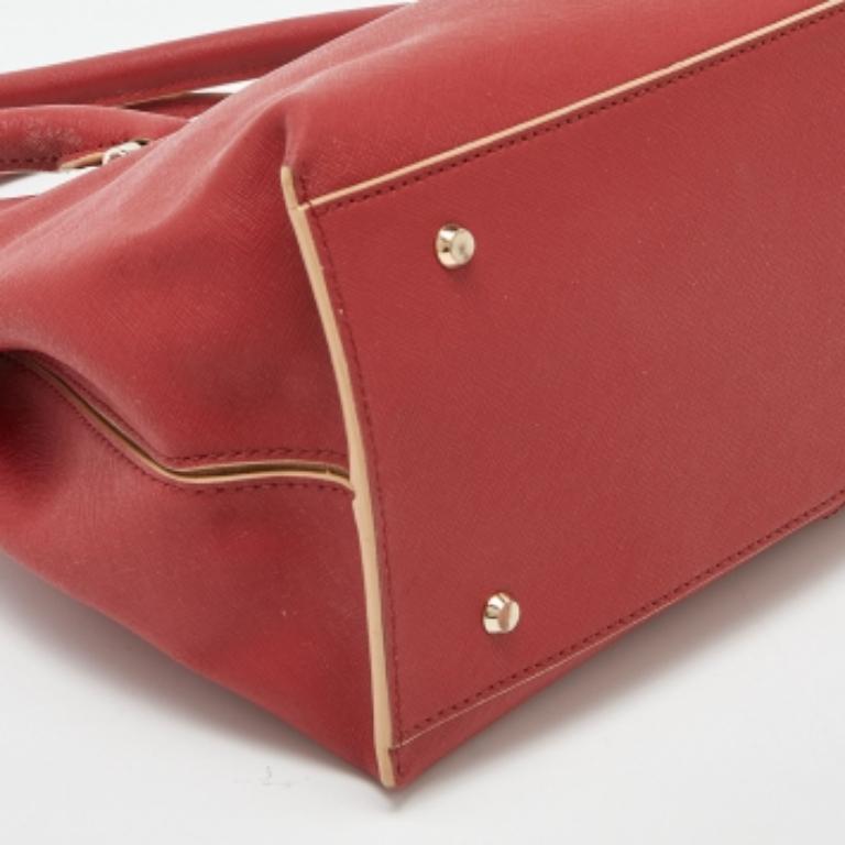 Dettagli curati, alta qualità e praticità quotidiana contraddistinguono questa borsa da donna firmata DKNY. La borsa è cucita con maestria per offrire un look raffinato e una finitura impeccabile.