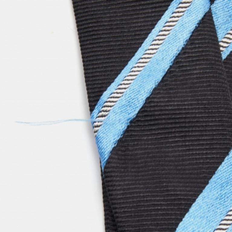 Questa cravatta è un accessorio formale perfetto che ha un fascino tagliente e moderno. Realizzata con materiali lussuosi, presenta motivi intricati e l'etichetta del marchio è ben cucita sul retro. Aggiungerà sicuramente un tocco di stile ai tuoi