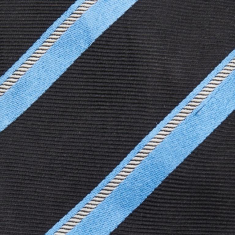 Boss By Hugo Boss - Cravatta in seta jacquard a strisce blu e nere In condizioni buone in vendita a Dubai, Al Qouz 2