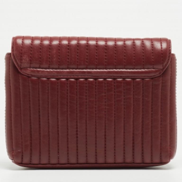 Realizzata con materiali di qualità, il tuo guardaroba non può fare a meno di questa bellissima borsa DKNY. Dai il meglio di te in ogni occasione con questa borsa a tracolla chic, sofisticata ed elegante che promette di elevare il tuo ensemble.