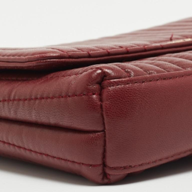 Dkny Borsa a tracolla Gansevoort in pelle trapuntata borgogna In condizioni buone in vendita a Dubai, Al Qouz 2