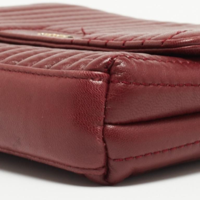 Donna Dkny Borsa a tracolla Gansevoort in pelle trapuntata borgogna in vendita