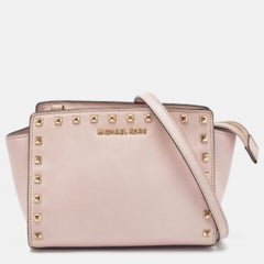 Michael Michael Kors Bolso Crossbody Selma de piel rosa con tachuelas mediano
