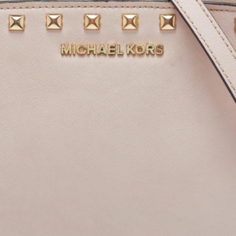Beige Michael Michael Kors - Borsa a tracolla media Selma con borchie in pelle rosa in vendita
