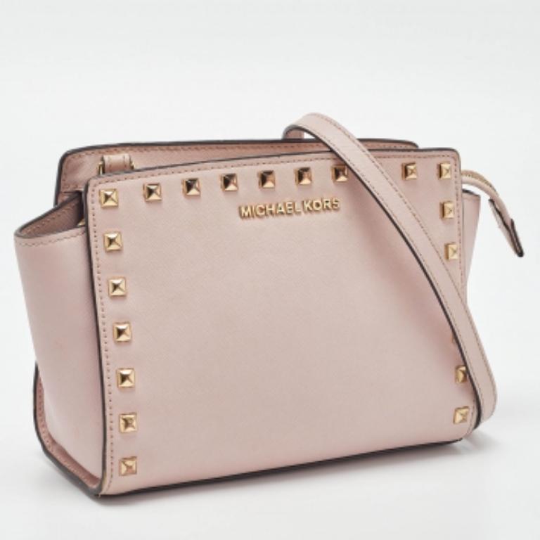 Michael Michael Kors - Borsa a tracolla media Selma con borchie in pelle rosa In condizioni buone in vendita a Dubai, Al Qouz 2