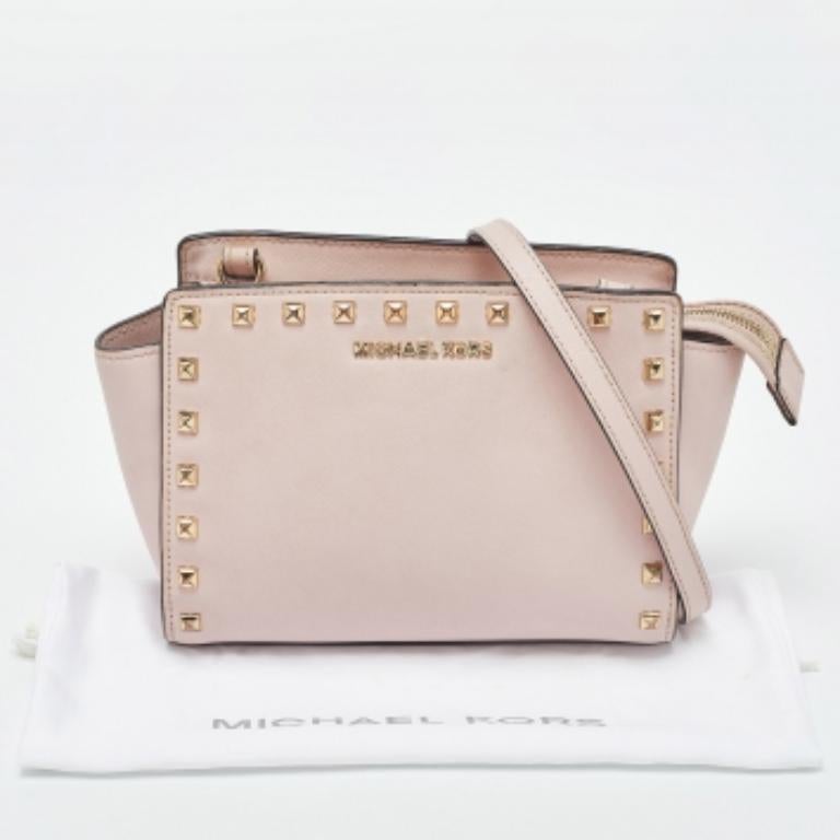 Michael Michael Kors - Borsa a tracolla media Selma con borchie in pelle rosa in vendita 6