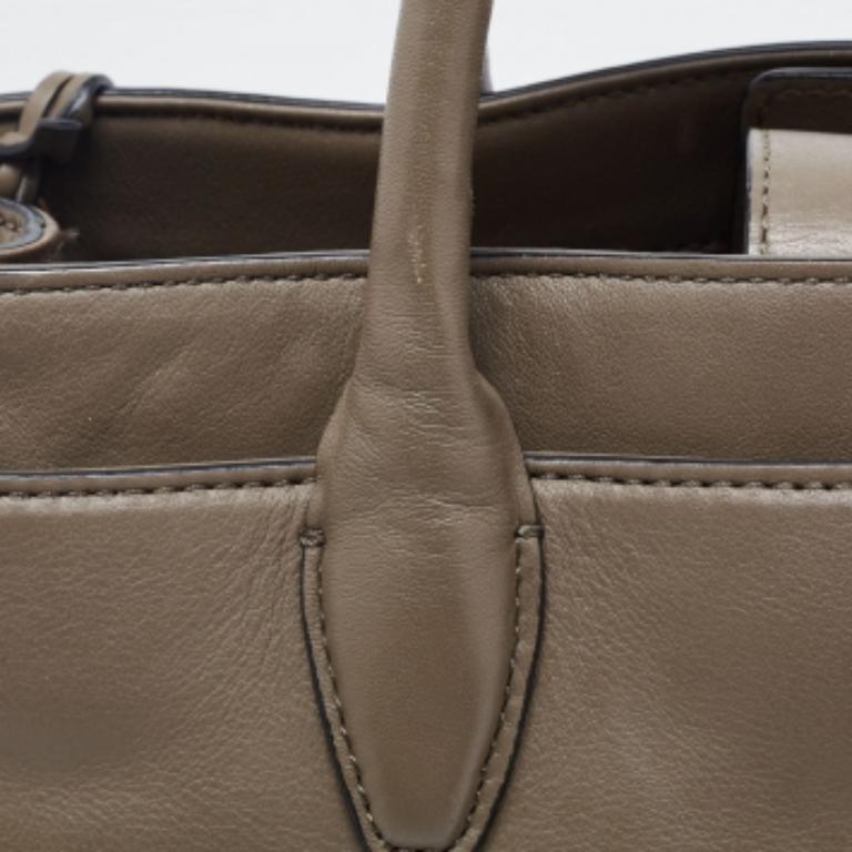 Creata con materiali di alta qualità, questa tote è arricchita da elementi funzionali e classici. Può essere trasportato comodamente e il suo interno è perfettamente dimensionato per contenere i tuoi effetti personali con facilità.