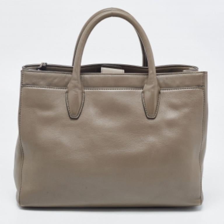 Diane von Furstenberg - Tote con busta segreta in pelle grigia grande 440 Gallery (a) Gallery In condizioni buone in vendita a Dubai, Al Qouz 2