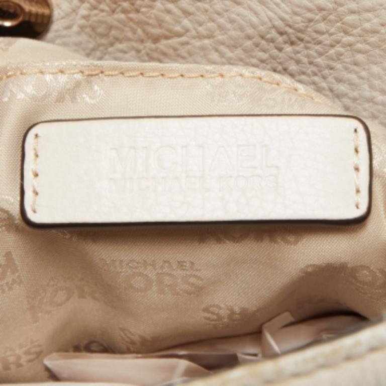 Enthüllen Sie die Essenz des Luxus mit dieser Designer-Umhängetasche für Damen. Perfekt verarbeitet, kombiniert sie hochwertige MATERIALIEN, raffinierte Details und Funktionalität und setzt damit einen neuen Standard für elegante und funktionelle