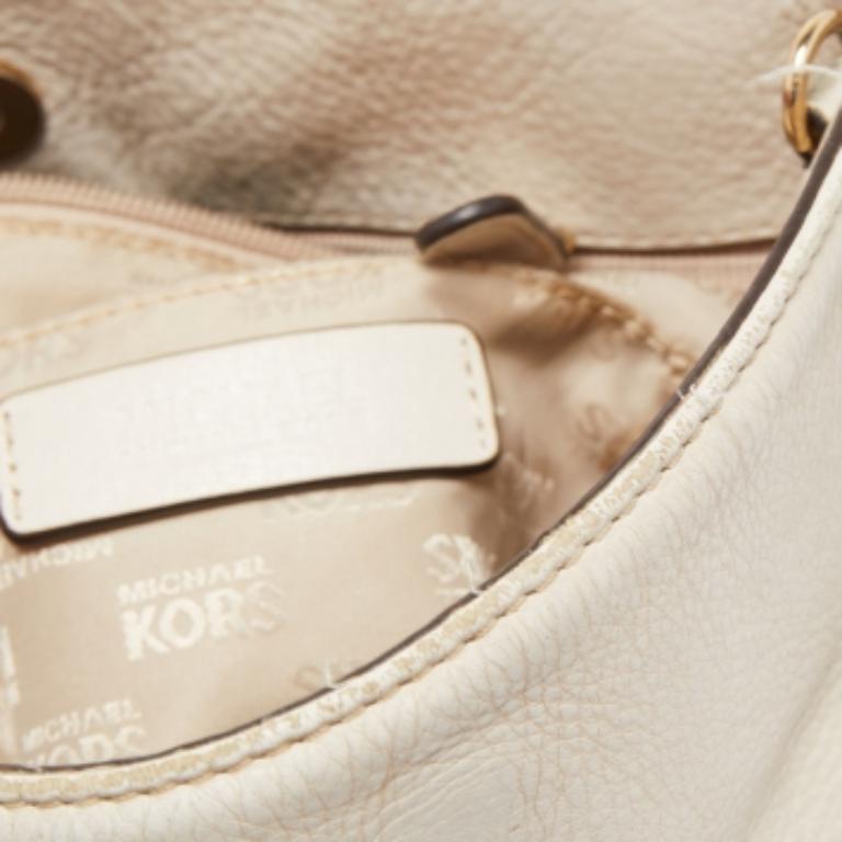 MICHAEL Michael Kors Off White Leder Umhängetasche mit Charme im Zustand „Relativ gut“ im Angebot in Dubai, Al Qouz 2