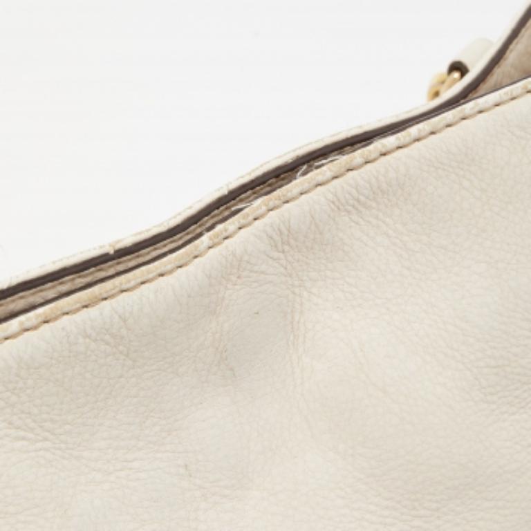 MICHAEL Michael Kors Off White Leder Umhängetasche mit Charme im Angebot 1