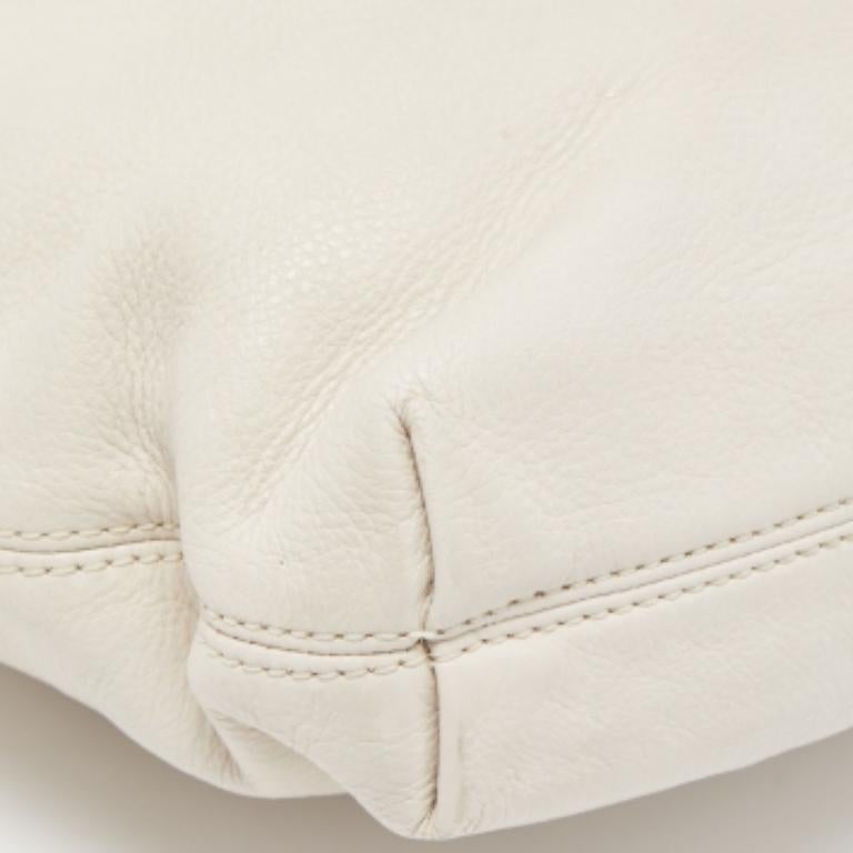 MICHAEL Michael Kors Off White Leder Umhängetasche mit Charme im Angebot 4
