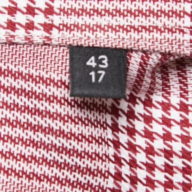 Ein Boss By Hugo Boss Hemd aus Baumwolle und mit Karomuster. Das rote Herrenhemd hat Knöpfe vorne, lange Ärmel und eine bequeme Passform.