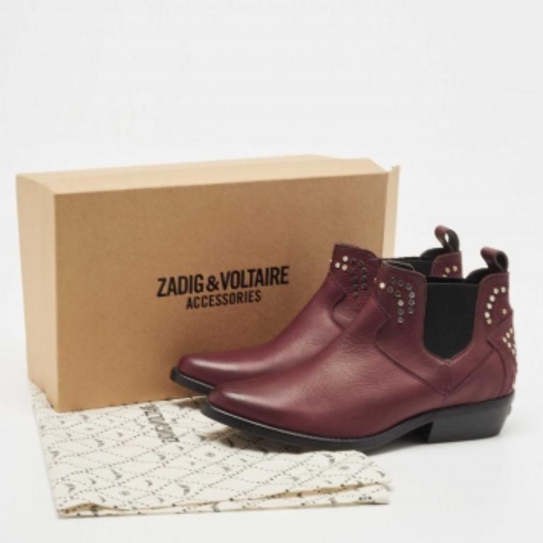 Profitez des journées les plus branchées avec ces bottines élégantes. D'une conception et d'un savoir-faire modernes, elles sont conçues pour vous offrir confort et élégance !