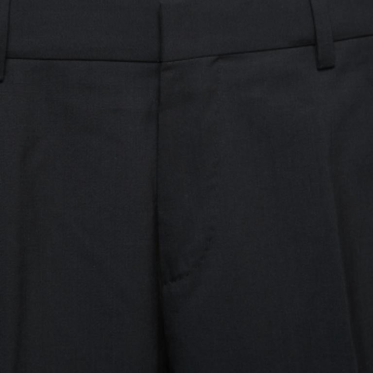 Valorizza il tuo abbigliamento formale con questo paio di pantaloni. Progettati con una silhouette e una vestibilità superba, questo paio di pantaloni ti renderà sicuramente elegante.
