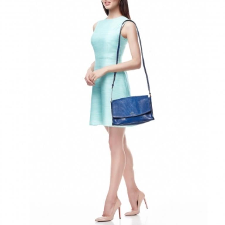 Esprimi il tuo stile personale con questa borsa crossbody di alta gamma. Realizzato con materiali di qualità, è stato arricchito con dettagli raffinati ed è perfettamente rifinito. L'abitacolo è ben spazioso.