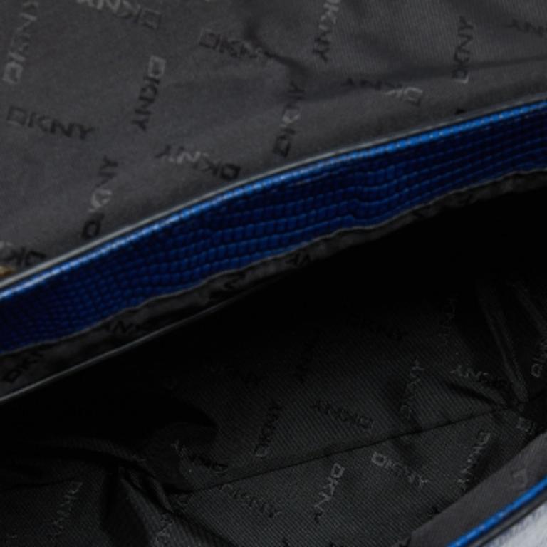 Blu DKNY Borsa a tracolla Bryant in pelle blu goffrata con coccodrillo in vendita