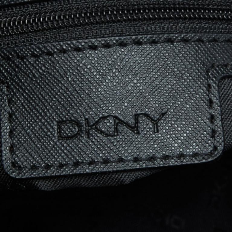 DKNY Borsa a tracolla Bryant in pelle blu goffrata con coccodrillo In condizioni buone in vendita a Dubai, Al Qouz 2