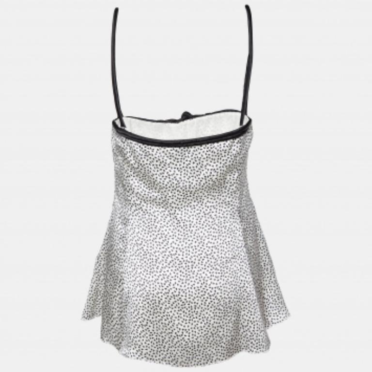 Il top di EMPORIO ARMANI è un pezzo di moda lussuoso ed elegante. Realizzato in seta di alta qualità, presenta una stampa monocromatica che trasuda raffinatezza. Lo stile cami offre una vestibilità rilassata ed è perfetto sia per le occasioni casual