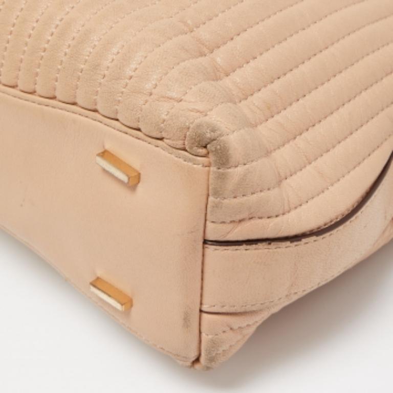 DKNY Tote a catena in pelle trapuntata beige In condizioni discrete in vendita a Dubai, Al Qouz 2