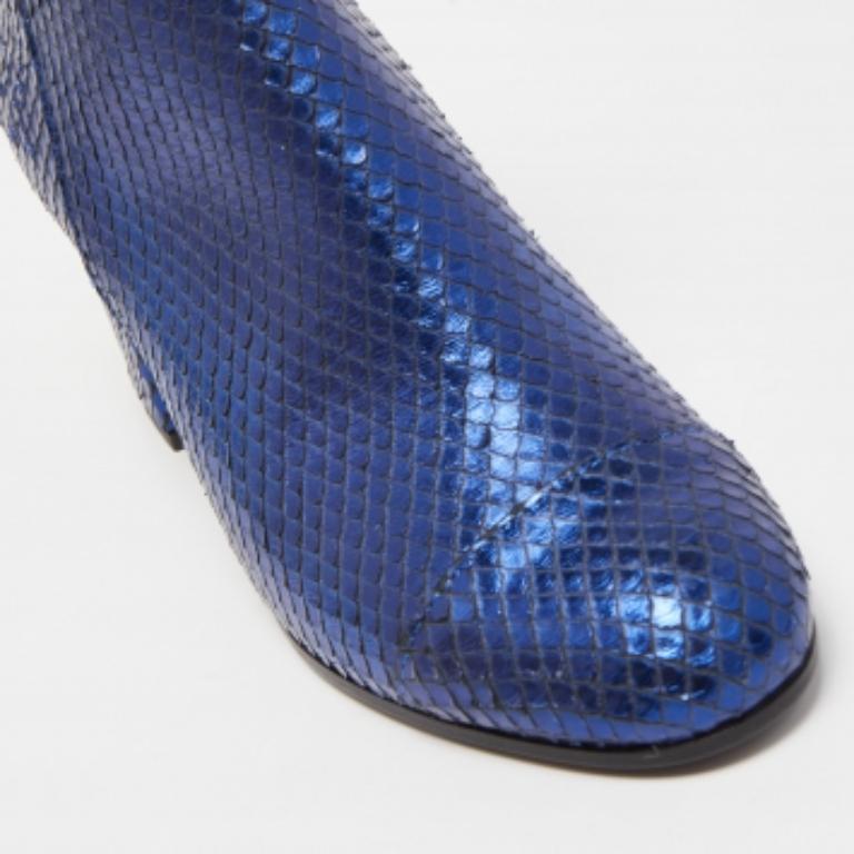 Zadig & Voltaire Bottines à talons blocs en cuir embossé python bleu taille 36 Bon état - En vente à Dubai, Al Qouz 2