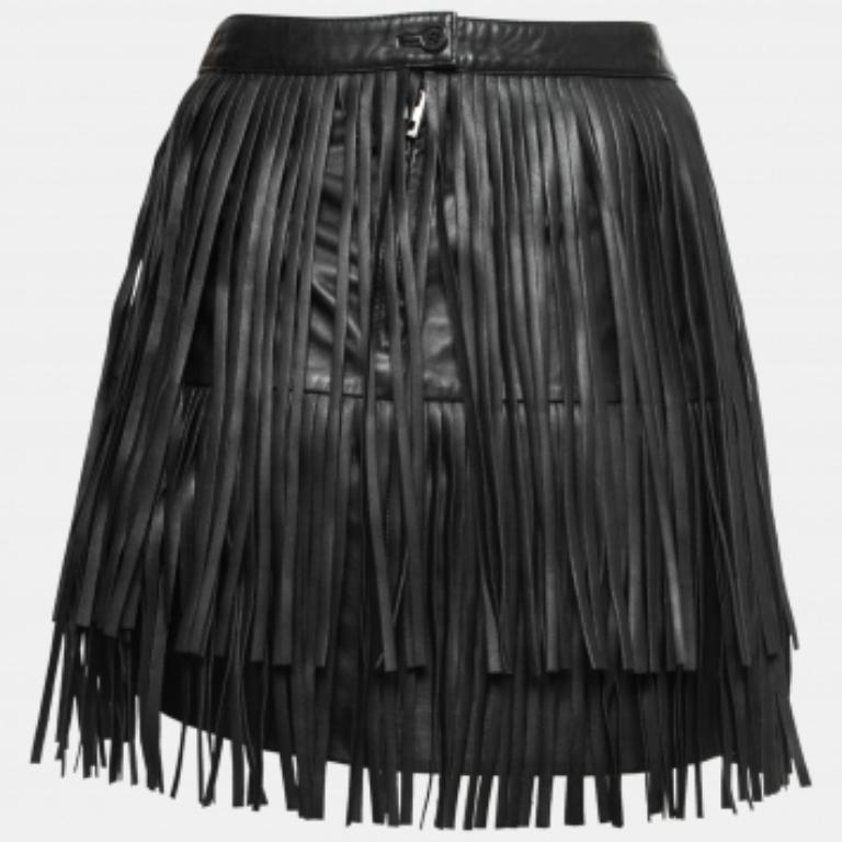 Dieser schöne Rock ist aus feinem Stoff genäht. Der bequeme Designer-Rock hat eine schmeichelhafte Silhouette. Kombinieren Sie es mit einem einfachen Oberteil und Riemchenschuhen für einen schicken Look.