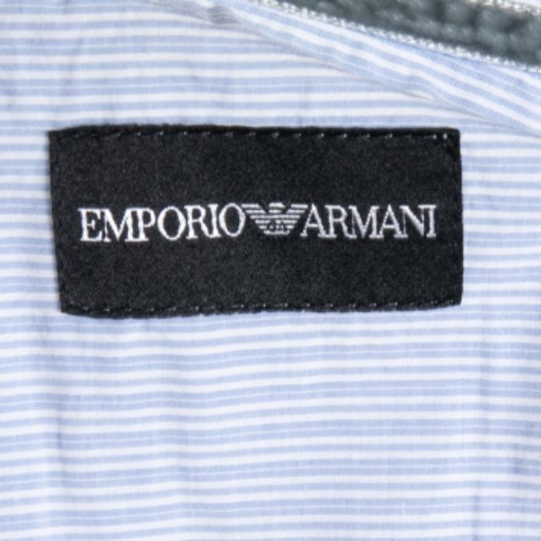 Questa camicia firmata è davvero favolosa! È realizzato con materiali pregiati e presenta una silhouette aderente. Abbinalo a pantaloni e mocassini per un ensemble di tendenza.