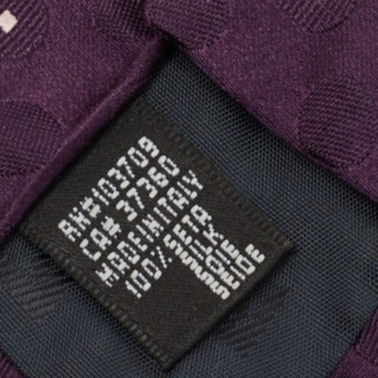 Fabricada en Italia, esta corbata morada Emporio Armani para hombre tiene dibujos por todas partes. Este accesorio finamente confeccionado añadirá un acabado encantador.