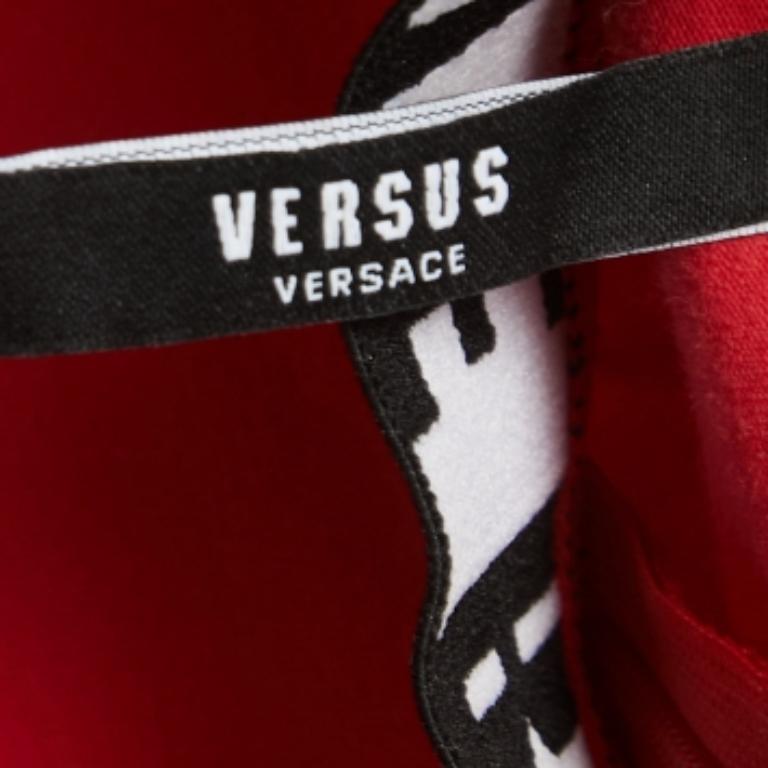 Versus Versace Camiseta de cuello alto roja de algodón con logotipo XS Rojo en venta