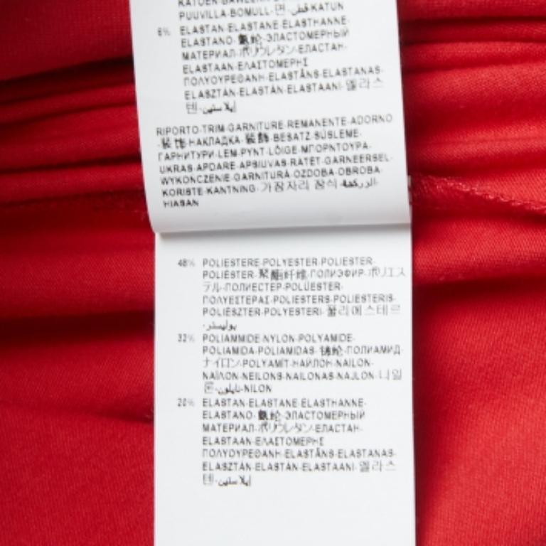 Tanto si quieres salir en salidas informales con amigos como si simplemente quieres holgazanear, esta camiseta es una prenda versátil y se puede peinar de muchas maneras. Se ha confeccionado con un tejido fino.