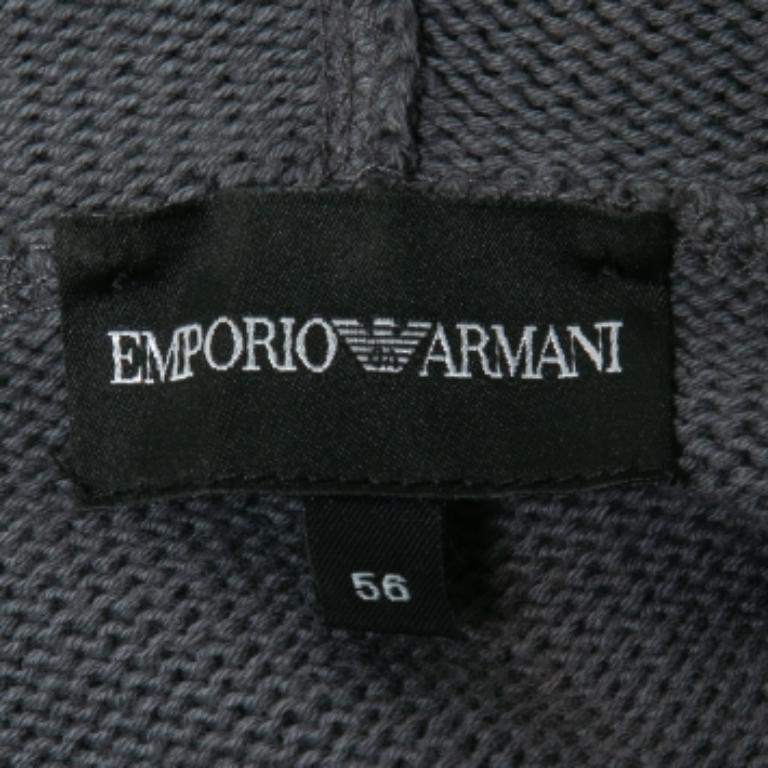 Ce cardigan est une fusion de sophistication et de confort. Confectionné avec un soin méticuleux, ce cardigan allie sans effort luxe et confort, ce qui en fait le complément idéal de votre ensemble élégant et décontracté.