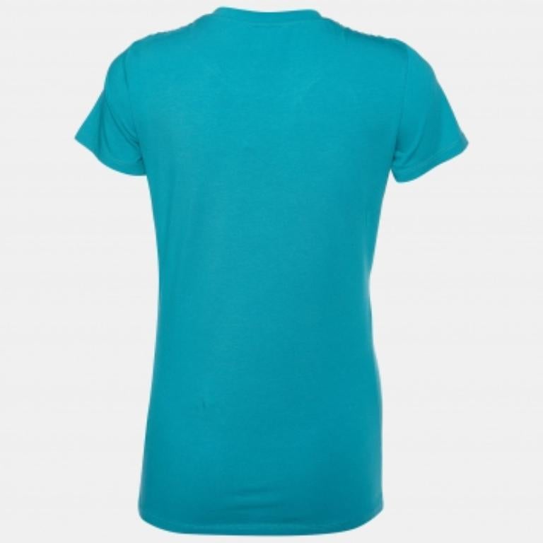 Una combinación perfecta de comodidad, lujo y estilo, ¡esta camiseta de diseño es una pieza imprescindible! Fabricada con materiales de calidad, esta creación puede combinarse con pantalones vaqueros y zapatillas deportivas para un look fresco.