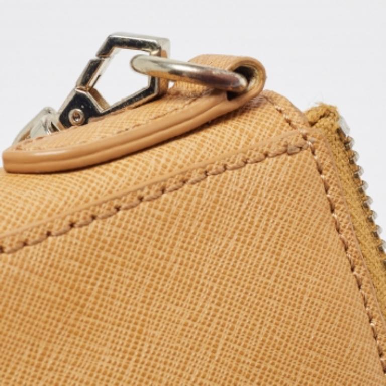 Esprimi il tuo stile personale con questa borsa crossbody di alta gamma. Realizzato con materiali di qualità, è stato arricchito con dettagli raffinati ed è perfettamente rifinito. L'abitacolo è ben spazioso.