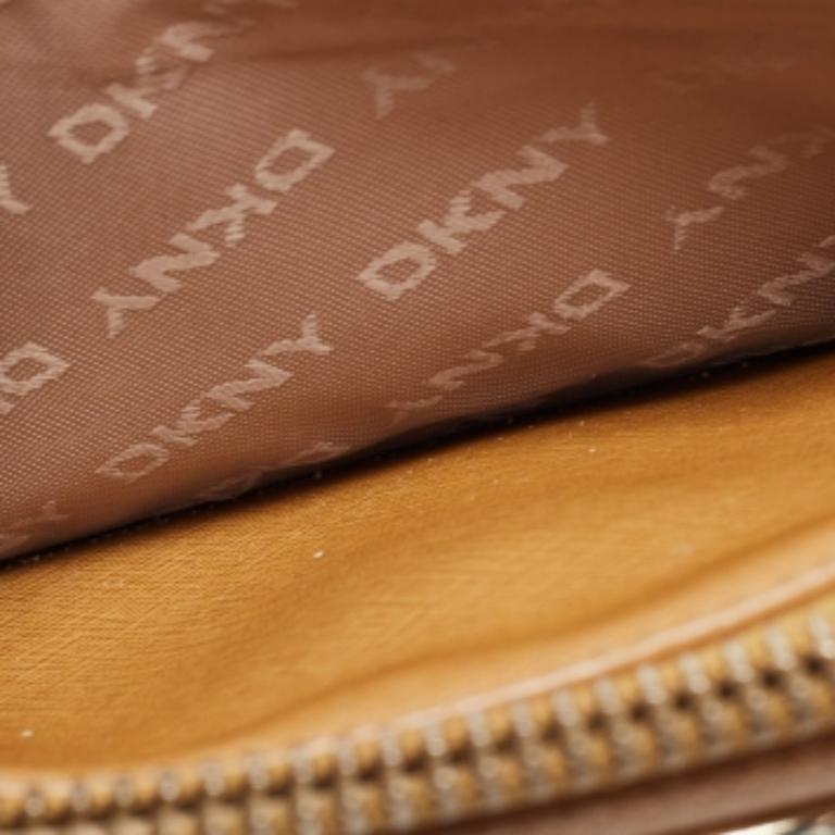 Marrone DKNY Borsa a tracolla Bryant Park in pelle saffiano Tan in vendita