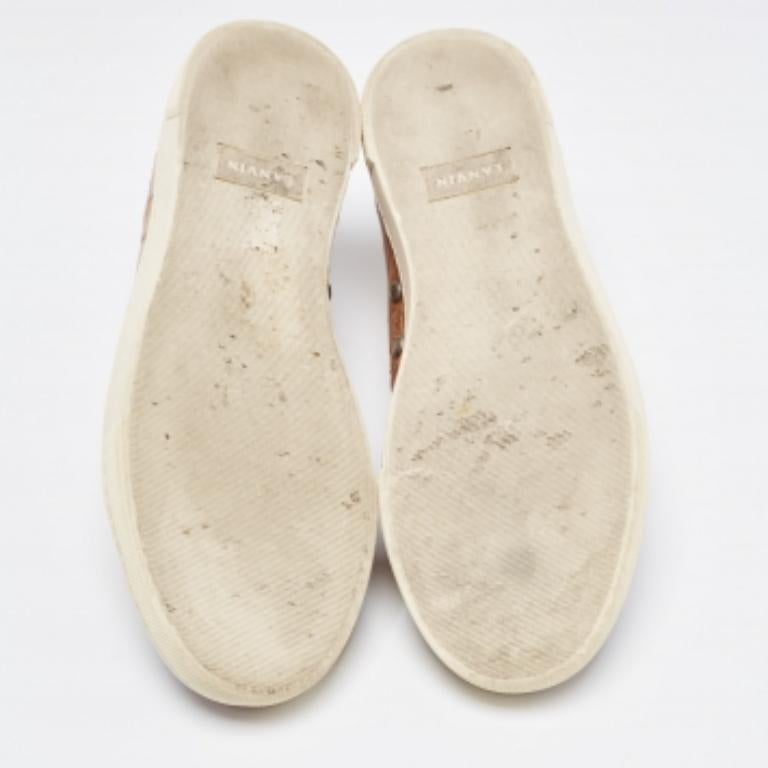 ¡Estas zapatillas Lanvin son perfectas para salir con estilo! Se han confeccionado en piel con relieve de cocodrilo y se han diseñado con una cómoda puntera redonda y un acabado brillante en toda su superficie. Los cordones y las cómodas plantillas