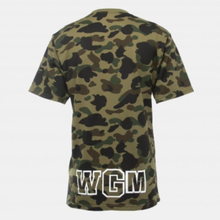 Esta camiseta de A Bathing Ape es un fondo de armario elegante y cómodo. Fabricada en algodón de alta calidad, presenta un diseño clásico de media manga y el icónico logotipo del tiburón de la marca. Esta camiseta combina la moda callejera con