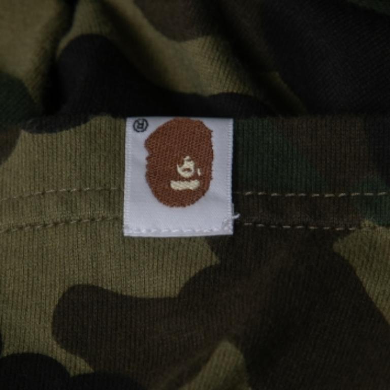 A Bathing Ape Camuflaje militar Estampado de tiburón Camiseta de algodón con cuello redondo y media manga XL en Bueno estado para la venta en Dubai, Al Qouz 2
