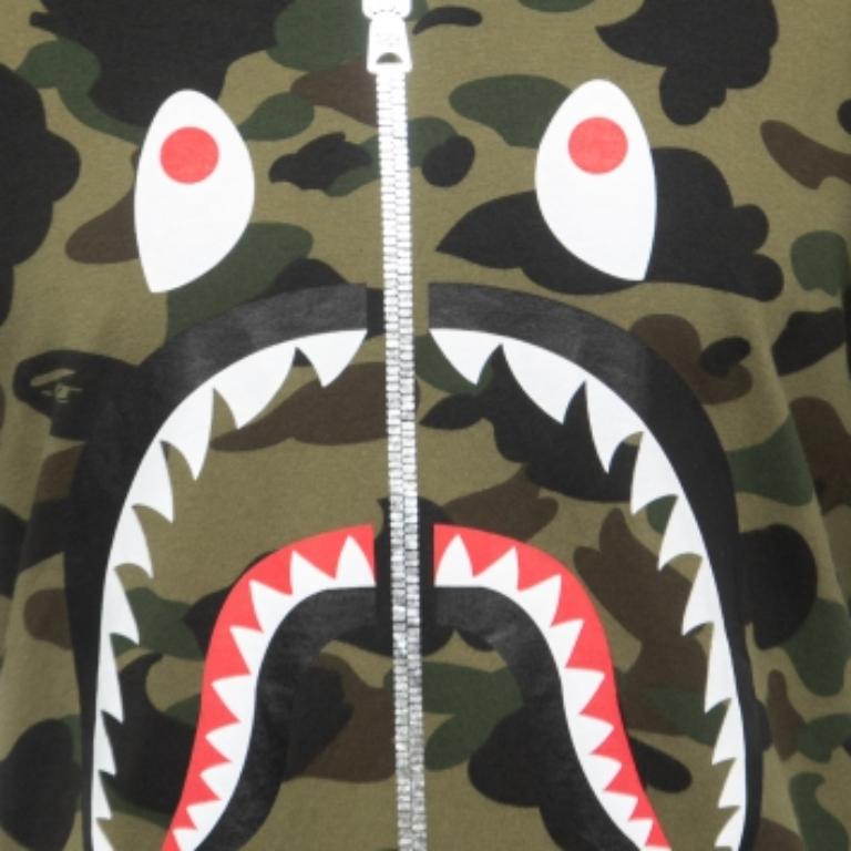 A Bathing Ape Camuflaje militar Estampado de tiburón Camiseta de algodón con cuello redondo y media manga XL en venta 1
